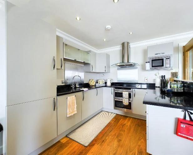 Cosy 3 Bedroom Apartment In Central Portrush With Sea Views 外观 照片