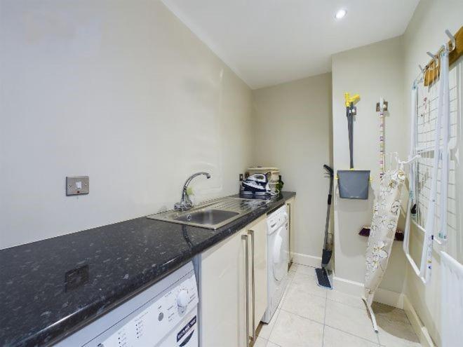 Cosy 3 Bedroom Apartment In Central Portrush With Sea Views 外观 照片