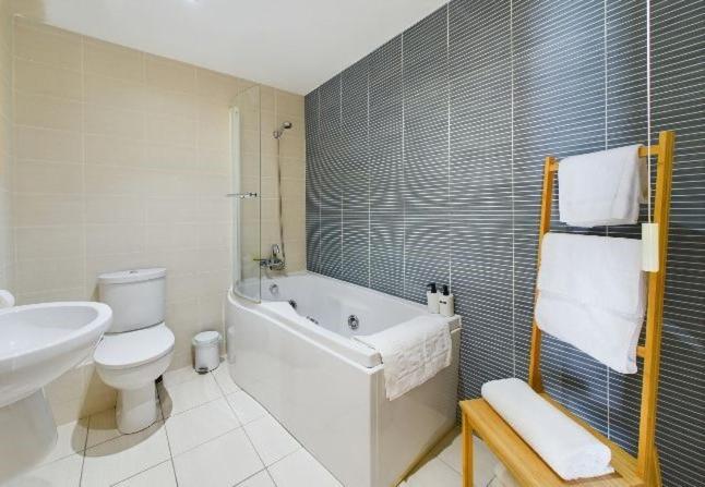Cosy 3 Bedroom Apartment In Central Portrush With Sea Views 外观 照片
